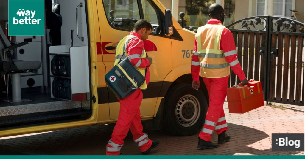 Consultor de WayBetter supervisando protocolos de seguridad industrial y planes de emergencia natural en una planta de producción. La imagen refuerza la cultura de prevención y cumplimiento normativo en Higiene, Seguridad y Ambiente (HSA).