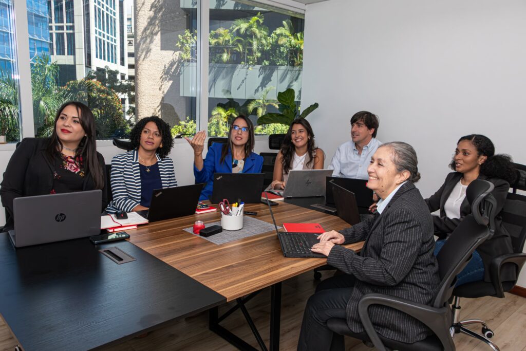Equipo de WayBetter en reunión de trabajo en la oficina