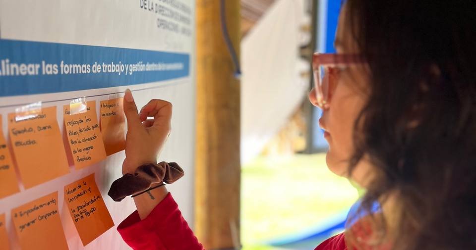 Consultora de WayBetter ordenando notas en un mapa de definición de procesos operativos