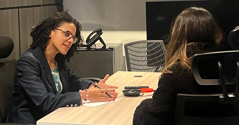 Consultora de WayBetter entrevistando a una candidata en la oficina